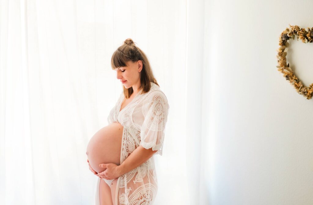 Babybauch Shooting -Schwangere im Studio