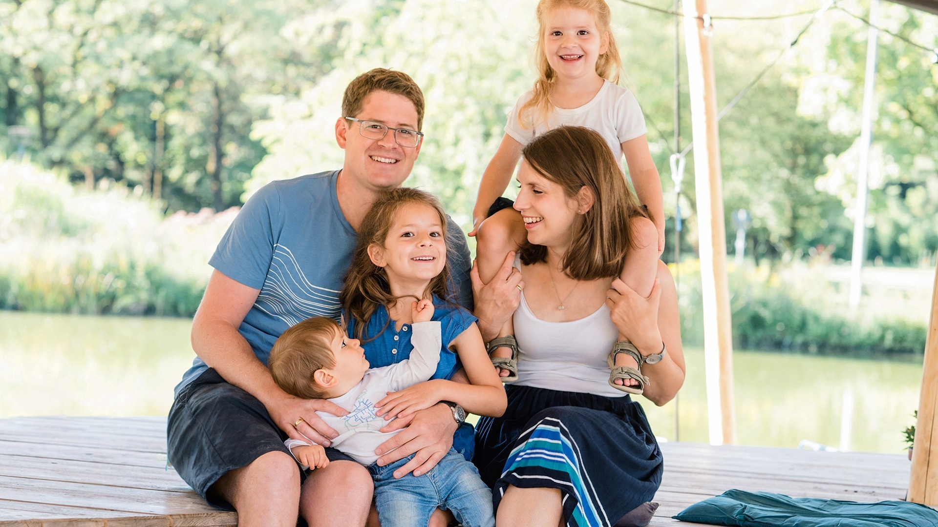 Familie im Park bei lustigen Outdoorshooting