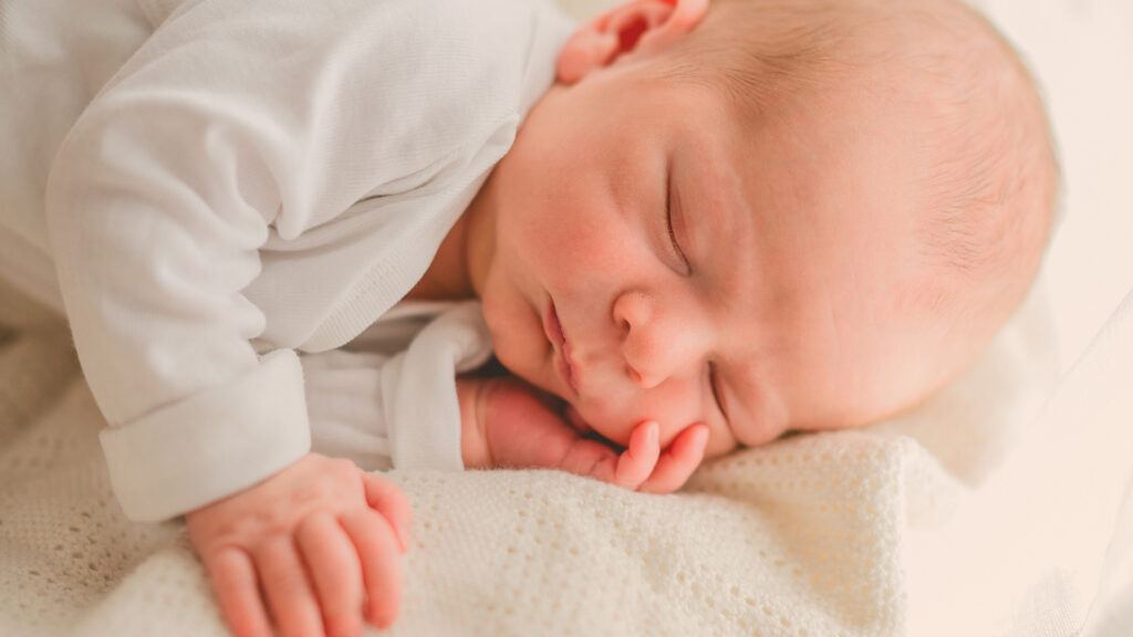 schlafendes Neugeborenes