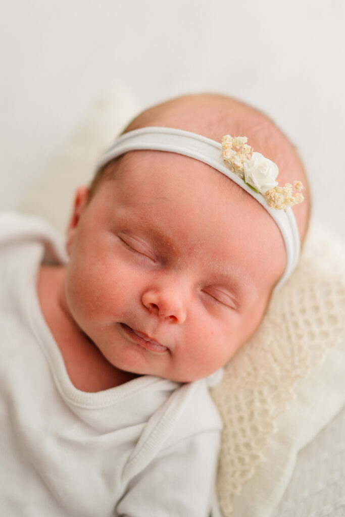 Neugeborenes Mädchen mit Haarband