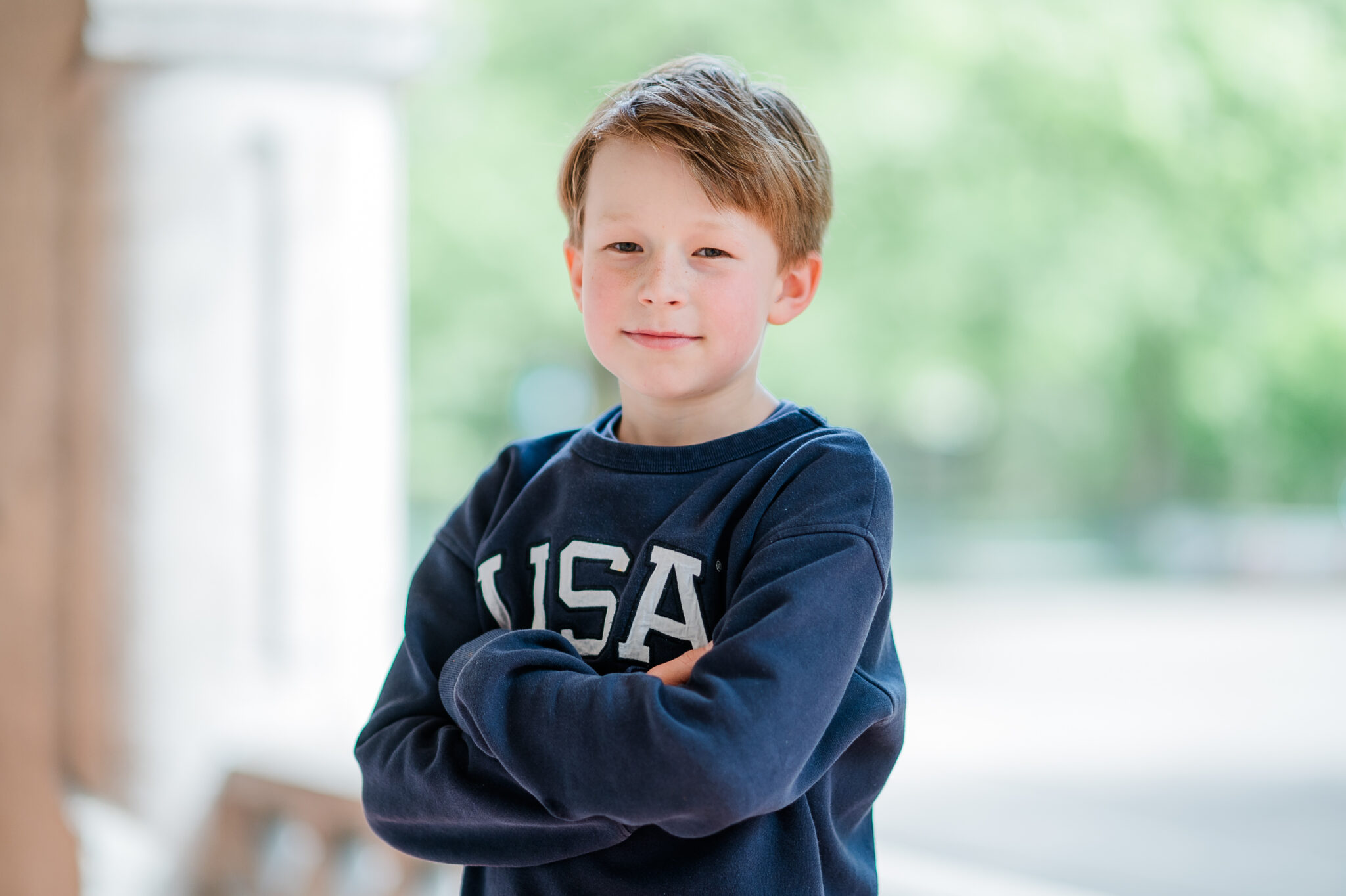 Junge mit verschränkten Armen beim Kindergarten Fotoshooting